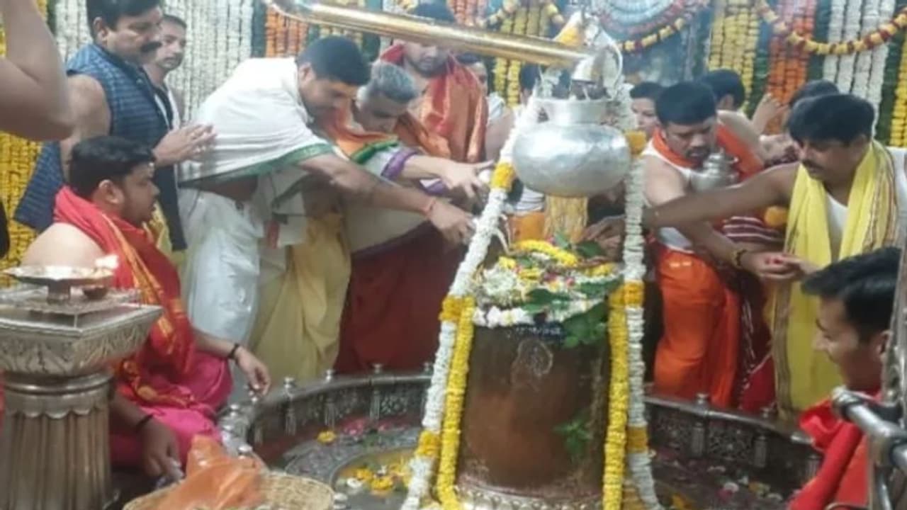 அனைவரது ஆசைகளும், விருப்பங்களும் நிறைவேற வேண்டும் உமேஷ் யாதவ் உஜ்ஜையினில் சாமி தரிசனம்! அனைவரது ஆசைகளும், விருப்பங்களும் நிறைவேற வேண்டும் உமேஷ் யாதவ் உஜ்ஜையினில் சாமி தரிசனம்!