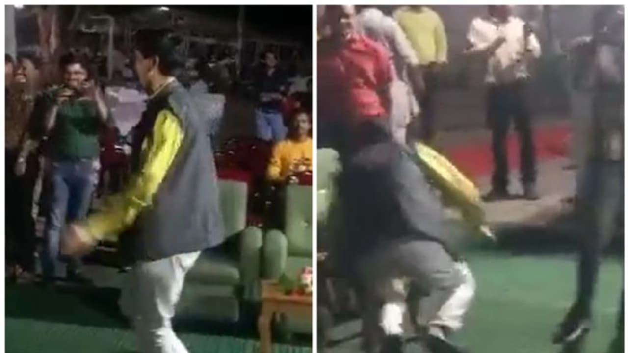 భోపాల్లో డ్యాన్స్ చేస్తూనే స్టేజీపై కుప్పకూలి ఓ ప్రభుత్వ ఉద్యోగి హఠాన్మరణం.. వైరల్ వీడియో ఇదే భోపాల్లో డ్యాన్స్ చేస్తూనే స్టేజీపై కుప్పకూలి ఓ ప్రభుత్వ ఉద్యోగి హఠాన్మరణం.. వైరల్ వీడియో ఇదే