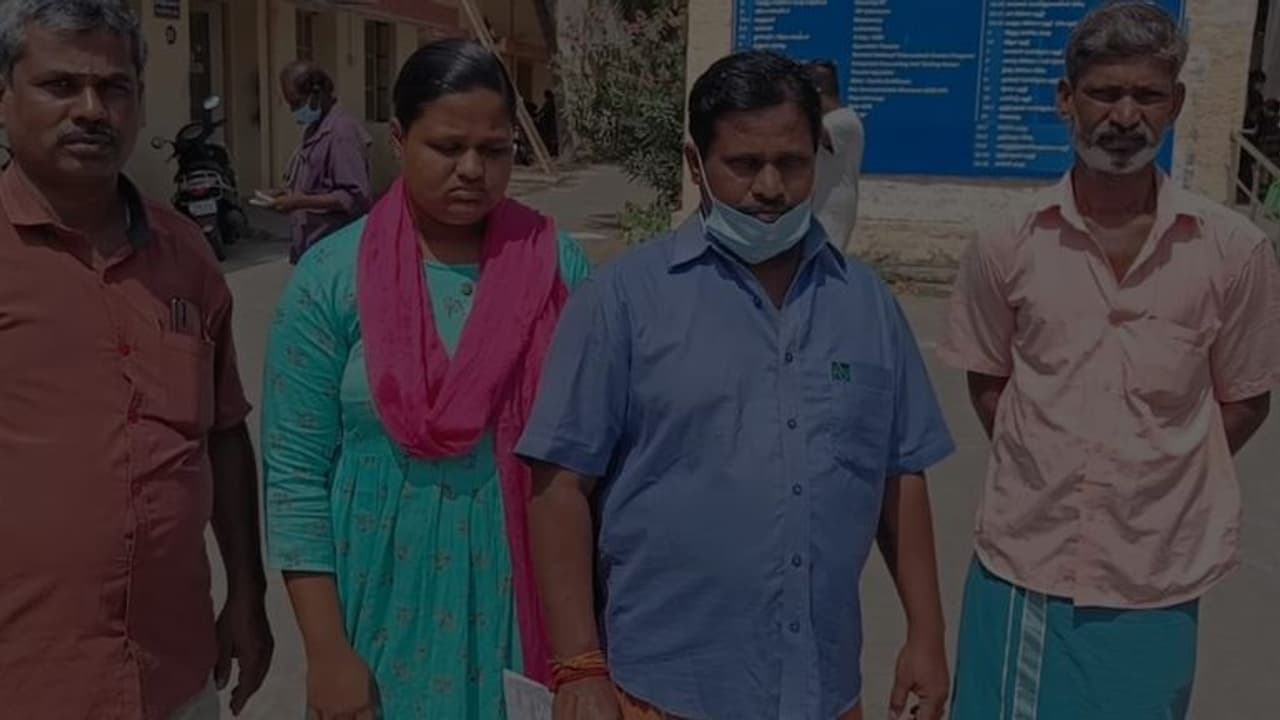 திருப்பூரில் வரதட்சணை கேட்டு மனைவியின் குடும்பத்தையே பந்தாடிய காதல் கணவன் மீது வழக்கு திருப்பூரில் வரதட்சணை கேட்டு மனைவியின் குடும்பத்தையே பந்தாடிய காதல் கணவன் மீது வழக்கு