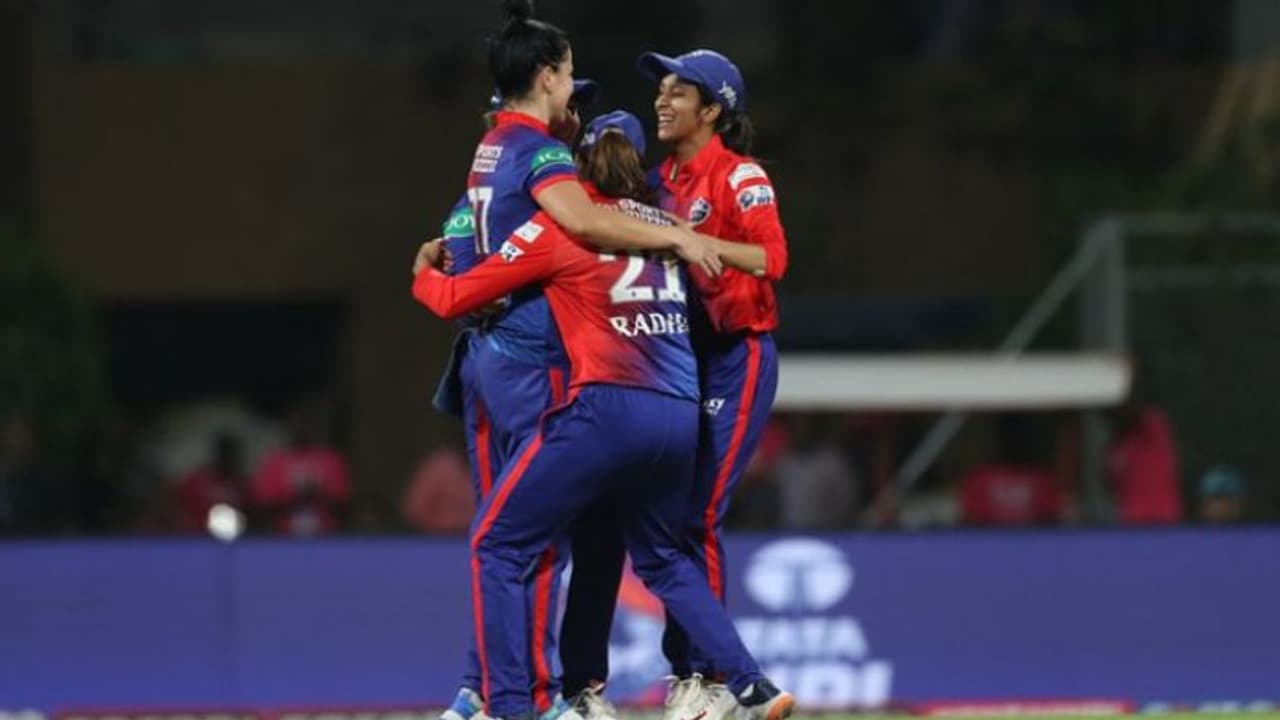 ముంబైని ముంచిన ఢిల్లీ బౌలర్లు.. టేబుల్ టాపర్స్ కు డబుల్ స్ట్రోక్ తప్పదా..? ముంబైని ముంచిన ఢిల్లీ బౌలర్లు.. టేబుల్ టాపర్స్ కు డబుల్ స్ట్రోక్ తప్పదా..?