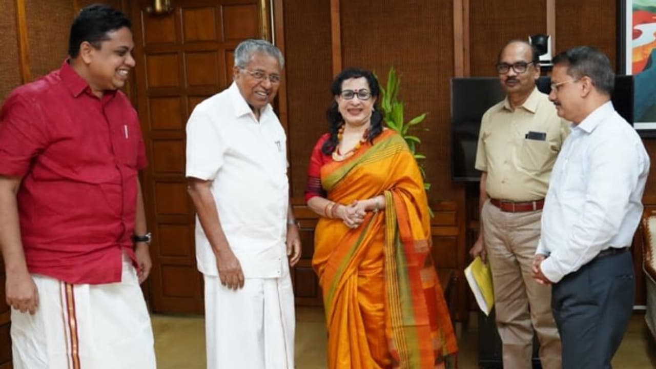 ആഗ്രഹം സാധിച്ച് ഷീല; ആദ്യമായി നിയമസഭ കാണാനെത്തി ആഗ്രഹം സാധിച്ച് ഷീല; ആദ്യമായി നിയമസഭ കാണാനെത്തി