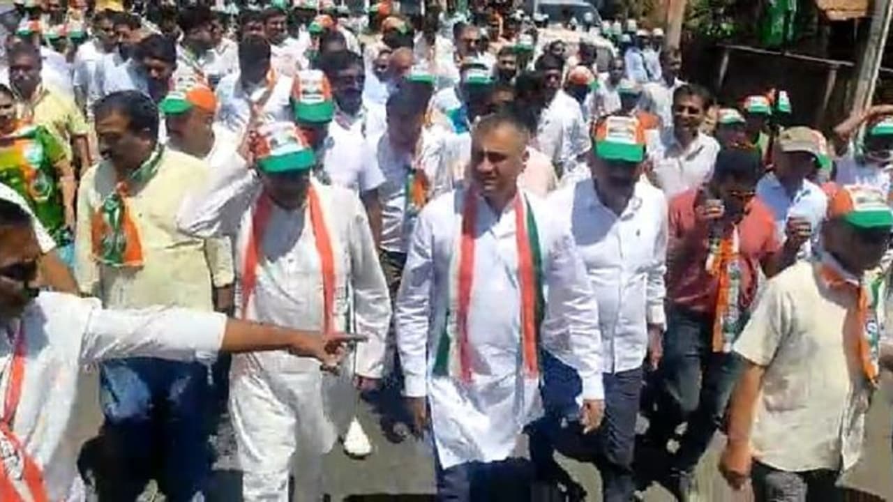 ಕಾಂಗ್ರೆಸ್ನಿಂದ ಆದಿವಾಸಿಗಳಿಗಾಗಿಯೇ ಪ್ರತ್ಯೇಕ ಪ್ರಣಾಳಿಕೆ ಬಿಡುಗಡೆ: ವಿರಾಜಪೇಟೆ ಕಾಂಗ್ರೆಸ್ ಅಭ್ಯರ್ಥಿ ಪೊನ್ನಣ್ಣ ಕಾಂಗ್ರೆಸ್ನಿಂದ ಆದಿವಾಸಿಗಳಿಗಾಗಿಯೇ ಪ್ರತ್ಯೇಕ ಪ್ರಣಾಳಿಕೆ ಬಿಡುಗಡೆ: ವಿರಾಜಪೇಟೆ ಕಾಂಗ್ರೆಸ್ ಅಭ್ಯರ್ಥಿ ಪೊನ್ನಣ್ಣ