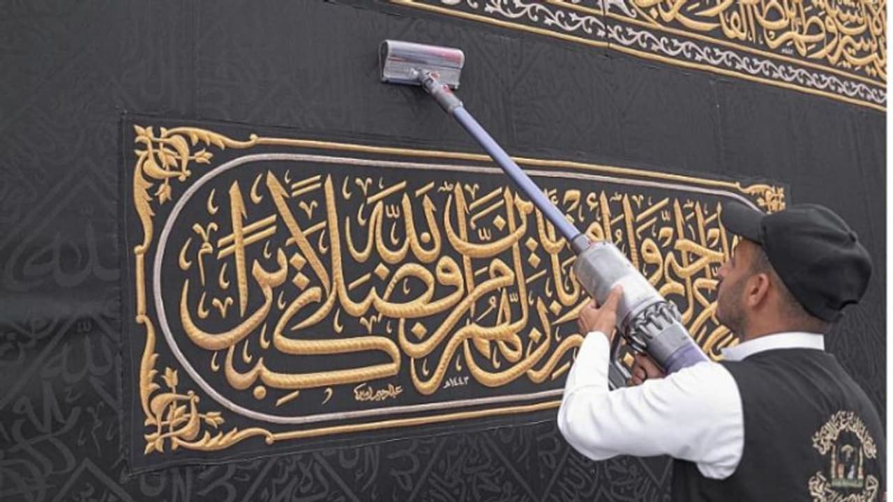 റമദാന് മുന്നോടിയായി മക്കയില് കഅ്ബയെ അണിയിച്ച കിസവയുടെ അറ്റകുറ്റപ്പണികൾ പൂർത്തിയായി റമദാന് മുന്നോടിയായി മക്കയില് കഅ്ബയെ അണിയിച്ച കിസവയുടെ അറ്റകുറ്റപ്പണികൾ പൂർത്തിയായി