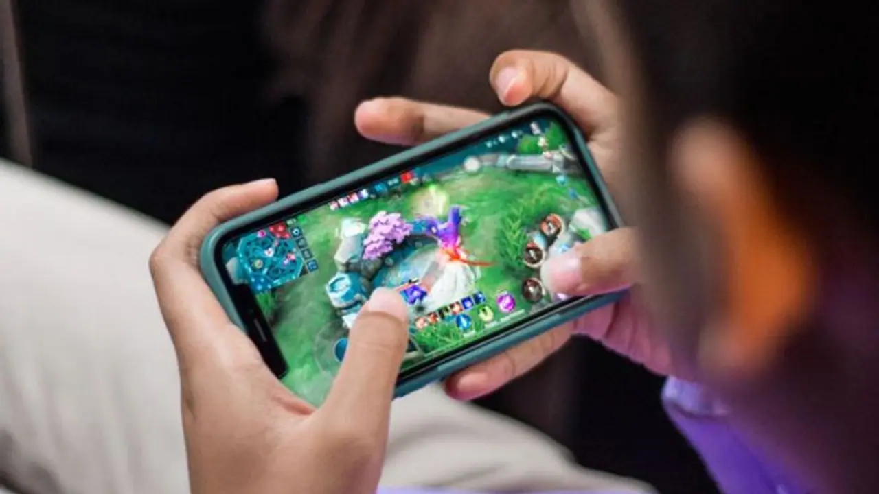 17 மணி நேரம் தூங்காமல் கேம் விளையாடிய சிறுவன்.. மகனுக்கு தந்தை அளித்த வினோத தண்டனை என்ன தெரியுமா?