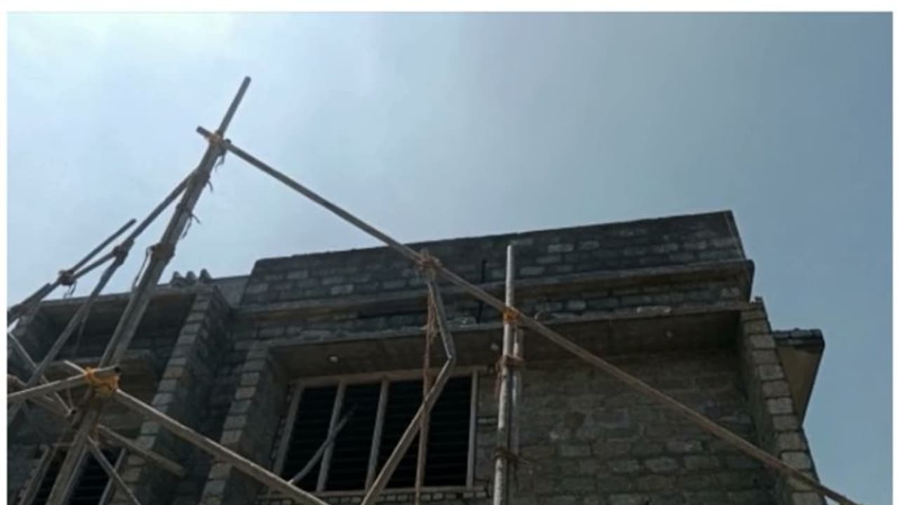 അങ്കമാലിയിൽ കെട്ടിടത്തിന്റെ സ്ലാബുകൾ ഇടിഞ്ഞ് വീണു; രണ്ട് പേർക്ക് ദാരുണാന്ത്യം അങ്കമാലിയിൽ കെട്ടിടത്തിന്റെ സ്ലാബുകൾ ഇടിഞ്ഞ് വീണു; രണ്ട് പേർക്ക് ദാരുണാന്ത്യം