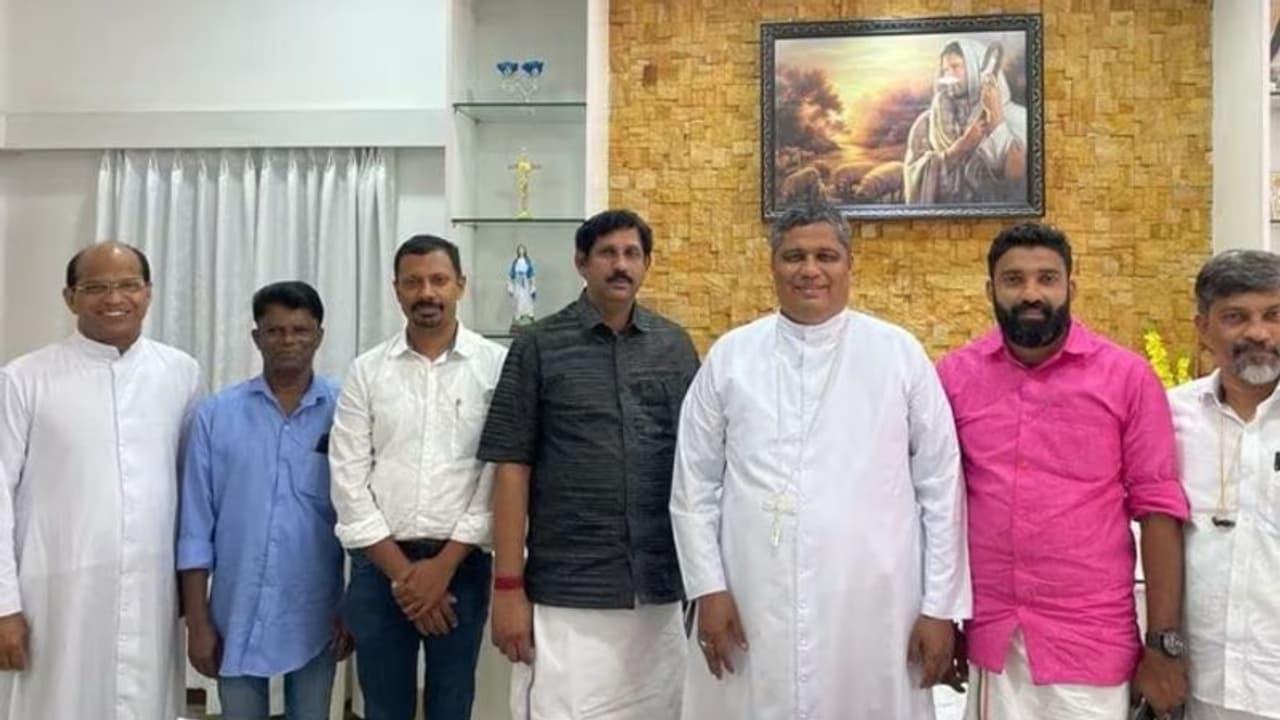 തലശ്ശേരി ആര്ച്ച് ബിഷപ്പുമായി കൂടിക്കാഴ്ച നടത്തി ബിജെപി കണ്ണൂര് ജില്ലാ നേതൃത്വം തലശ്ശേരി ആര്ച്ച് ബിഷപ്പുമായി കൂടിക്കാഴ്ച നടത്തി ബിജെപി കണ്ണൂര് ജില്ലാ നേതൃത്വം