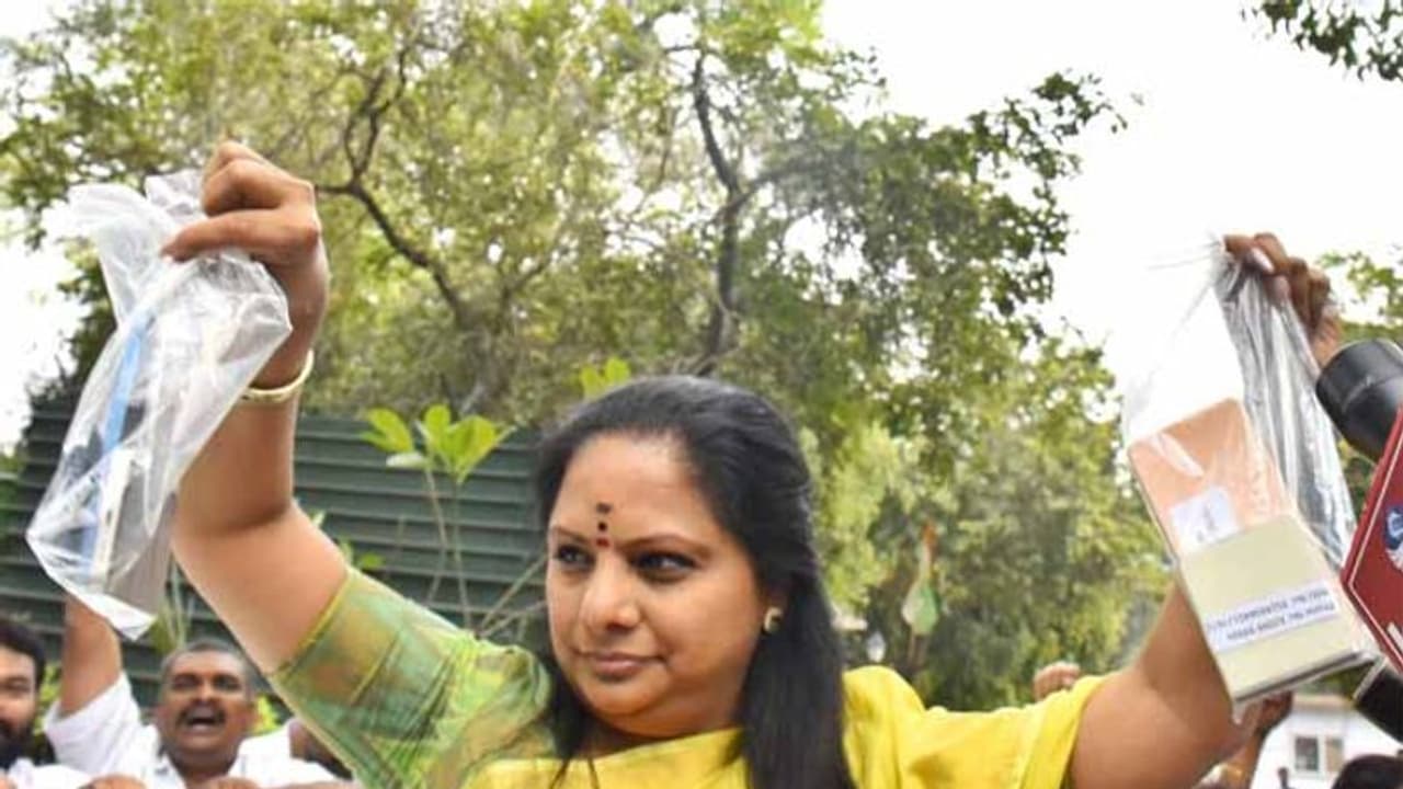 ఢిల్లీ లిక్కర్ స్కాం: వరుసగా రెండో రోజూ ఈడీ విచారణకు కవిత, ఫోన్లను మీడియాకు చూపిన ఎమ్మెల్సీ ఢిల్లీ లిక్కర్ స్కాం: వరుసగా రెండో రోజూ ఈడీ విచారణకు కవిత, ఫోన్లను మీడియాకు చూపిన ఎమ్మెల్సీ