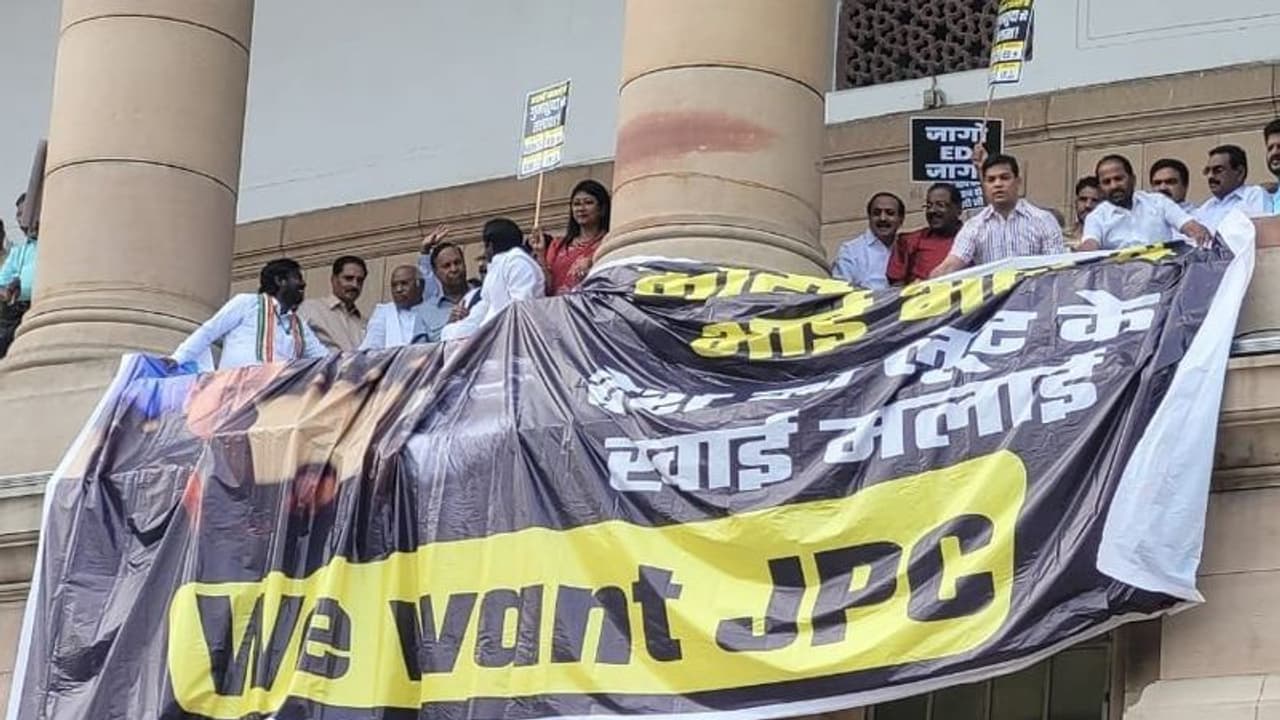 పార్లమెంట్ మొదటి అంతస్తులో ప్రతిపక్ష ఎంపీల నిరసనలు.. అదానీ వ్యవహారంపై జేపీసీకి డిమాండ్ పార్లమెంట్ మొదటి అంతస్తులో ప్రతిపక్ష ఎంపీల నిరసనలు.. అదానీ వ్యవహారంపై జేపీసీకి డిమాండ్