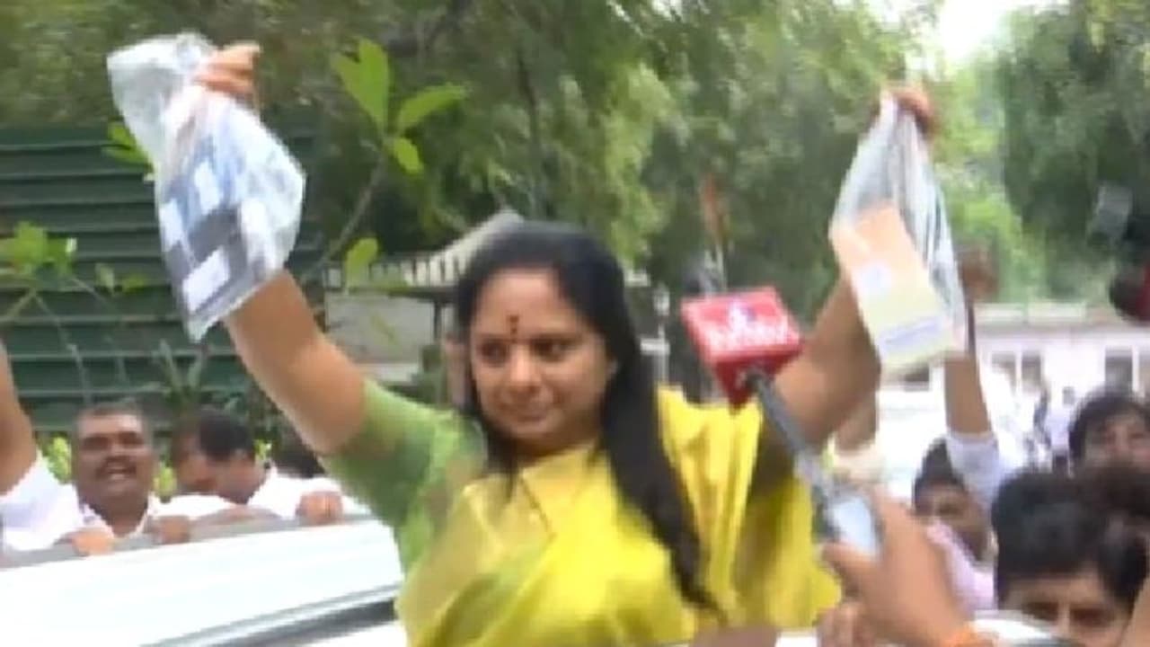 ಇಂದು ಮುಂದುವರೆದ ಕೆಸಿಆರ್ ಪುತ್ರಿ ಕವಿತಾ ವಿಚಾರಣೆ: ಮಾಧ್ಯಮಗಳಿಗೆ ಹಳೆ ಫೋನ್ ಪ್ರದರ್ಶನ