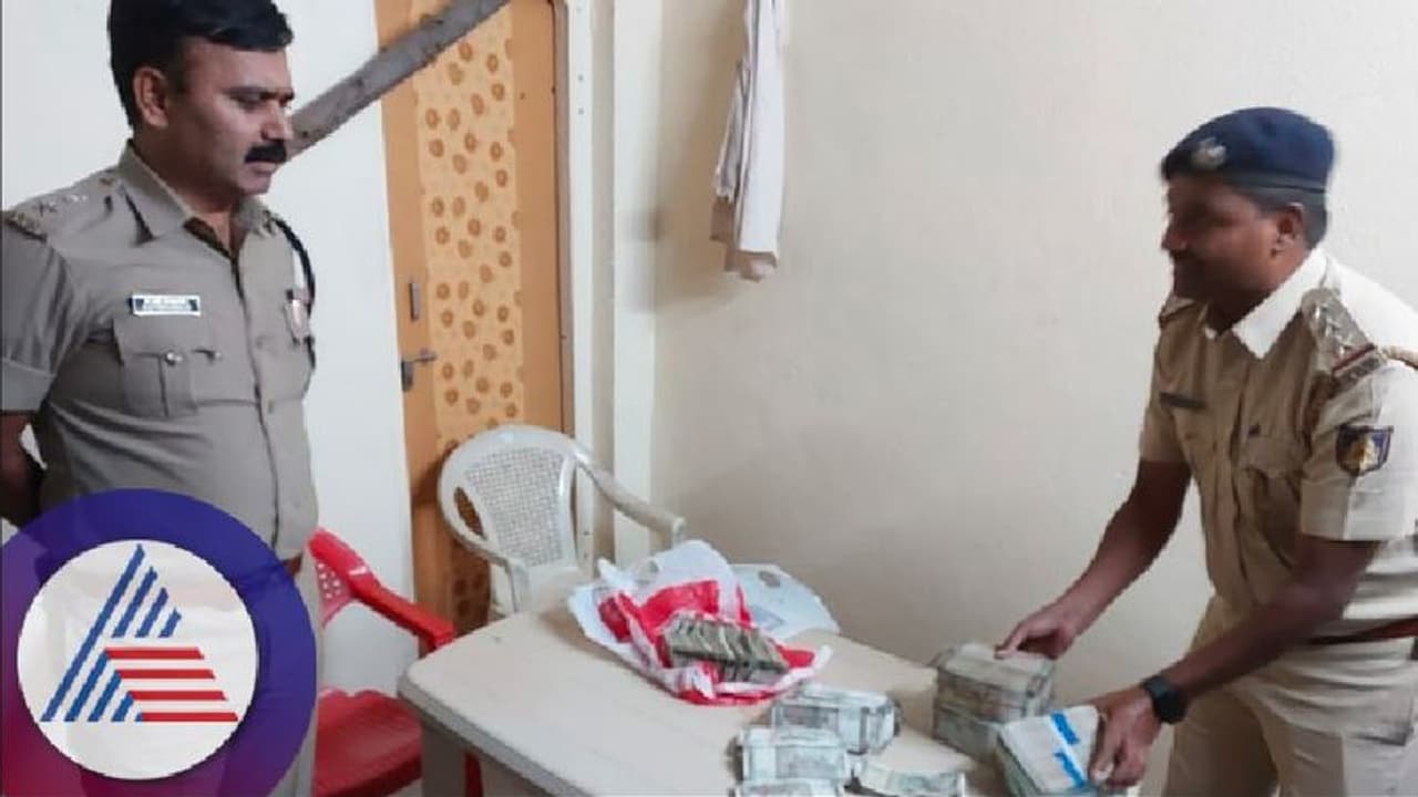 ದಾಖಲೆ ಇಲ್ಲದ ಹಣ ಸಾಗಾಟ: 24 ಲಕ್ಷ 50 ಸಾವಿರ ಹಣ ಜಪ್ತಿ ಮಾಡಿದ ಗದಗ ಪೊಲೀಸರು. ದಾಖಲೆ ಇಲ್ಲದ ಹಣ ಸಾಗಾಟ: 24 ಲಕ್ಷ 50 ಸಾವಿರ ಹಣ ಜಪ್ತಿ ಮಾಡಿದ ಗದಗ ಪೊಲೀಸರು.