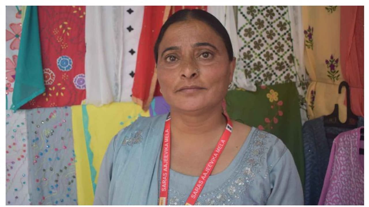 ഒരിയ്ക്കൽ കുടുംബം ഉപേക്ഷിച്ചു; ഇന്ന് കൈത്തറിയിൽ ലക്ഷങ്ങൾ തുന്നിയെടുത്ത് അഫ്സാന, പോരാട്ടത്തിന്റെ കഥ ഒരിയ്ക്കൽ കുടുംബം ഉപേക്ഷിച്ചു; ഇന്ന് കൈത്തറിയിൽ ലക്ഷങ്ങൾ തുന്നിയെടുത്ത് അഫ്സാന, പോരാട്ടത്തിന്റെ കഥ