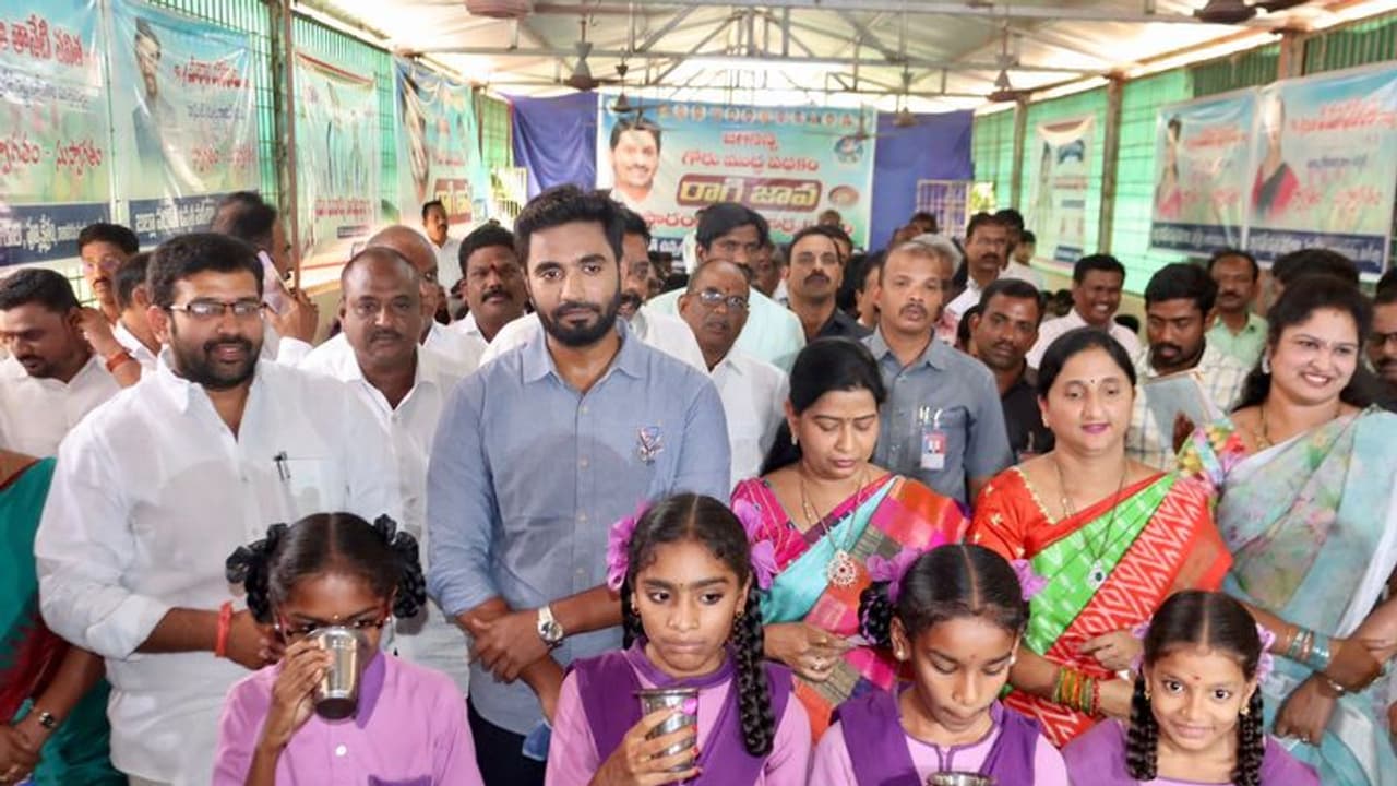 రాగి జావ పిల్లలకు మంచి పౌష్టికాహారం రాజమండ్రి ఎంపీ మార్గాని భరత్ రామ్ రాగి జావ పిల్లలకు మంచి పౌష్టికాహారం రాజమండ్రి ఎంపీ మార్గాని భరత్ రామ్