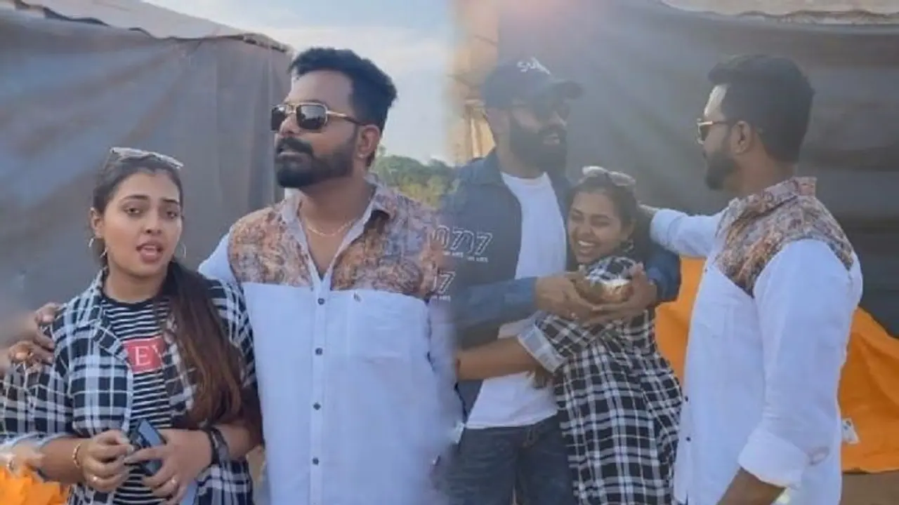 "പെങ്ങളെ കാമുകന്റെ കൂടെ വിട്ട് നടന്നകലുന്നു" : വീഡിയോയുമായി ജിഷിൻ "പെങ്ങളെ കാമുകന്റെ കൂടെ വിട്ട് നടന്നകലുന്നു" : വീഡിയോയുമായി ജിഷിൻ