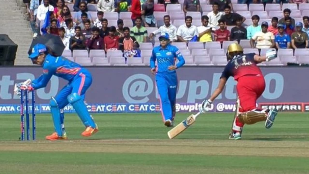 അമേലിയ കേറിന് മൂന്ന് വിക്കറ്റ്! മുംബൈ ഇന്ത്യന്സിനെതിരെ റോയല് ചലഞ്ചേഴ്സ് ബാംഗ്ലൂരിന് ബാറ്റിംഗ് തകര്ച്ച അമേലിയ കേറിന് മൂന്ന് വിക്കറ്റ്! മുംബൈ ഇന്ത്യന്സിനെതിരെ റോയല് ചലഞ്ചേഴ്സ് ബാംഗ്ലൂരിന് ബാറ്റിംഗ് തകര്ച്ച