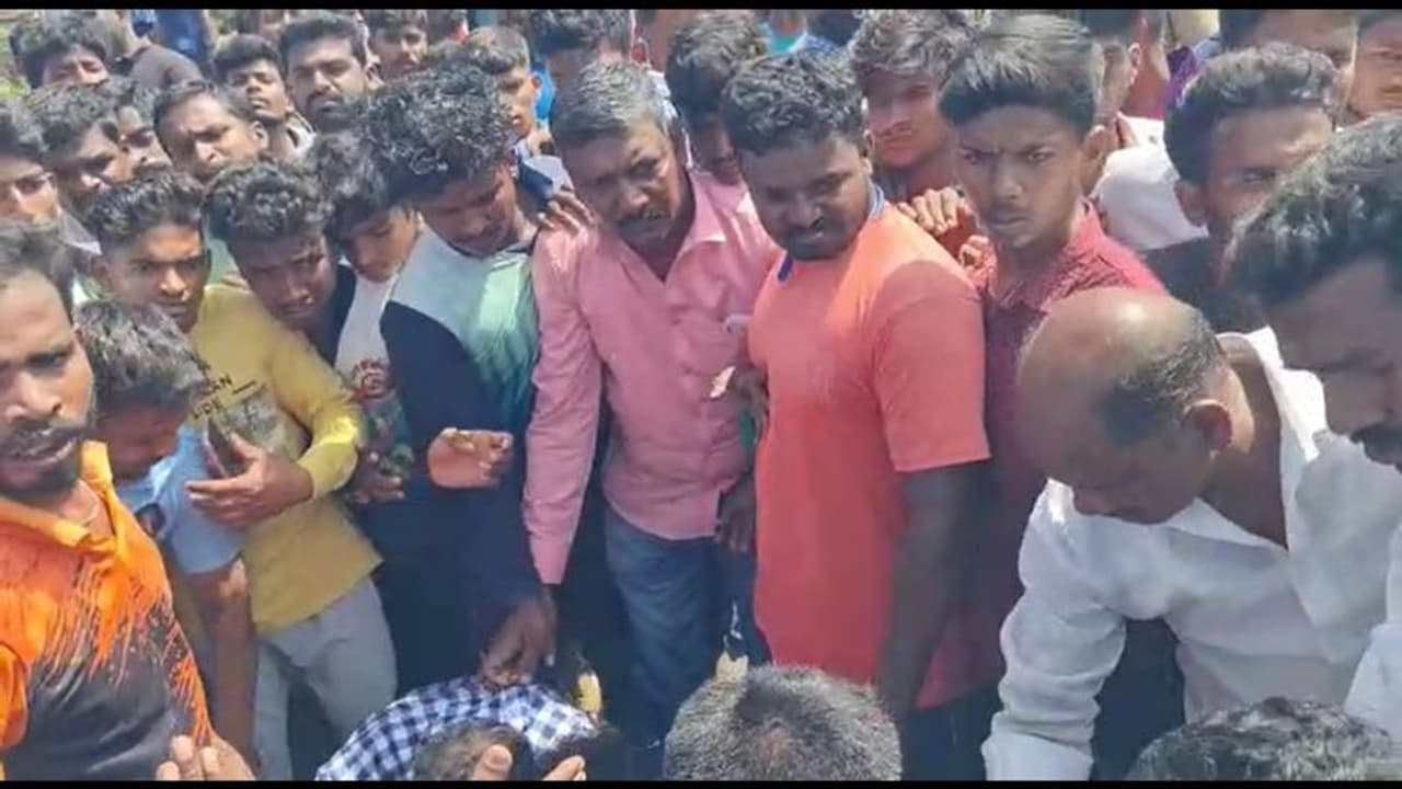 கிருஷ்ணகிரியில் பயங்கரம்; மருமகனை படுகொலை செய்த மாமனார்: காதல் திருமணத்தால் அரங்கேறிய அவலம் கிருஷ்ணகிரியில் பயங்கரம்; மருமகனை படுகொலை செய்த மாமனார்: காதல் திருமணத்தால் அரங்கேறிய அவலம்