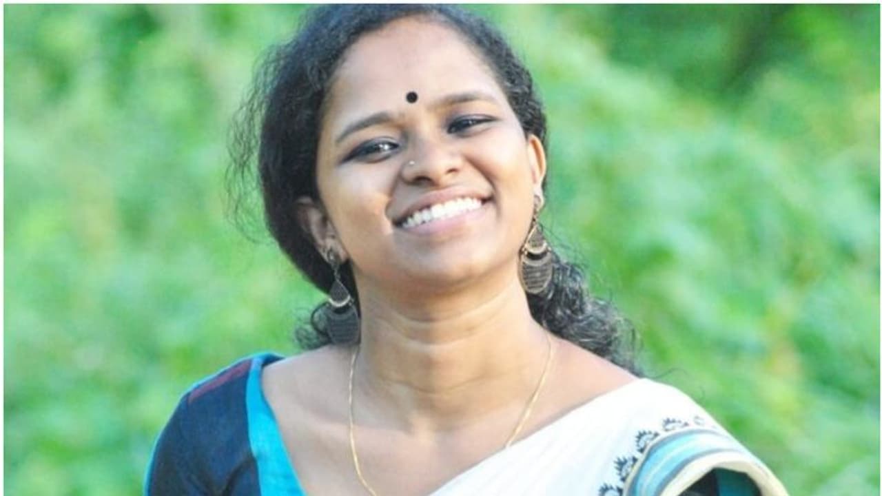 കോളേജിന് മുന്നിൽ അപകടം, നിയമ വിദ്യാർഥിയായ ഡിവൈഎഫ്ഐ നേതാവിന് ദാരുണാന്ത്യം; കണ്ണീരണിഞ്ഞ് നാട് കോളേജിന് മുന്നിൽ അപകടം, നിയമ വിദ്യാർഥിയായ ഡിവൈഎഫ്ഐ നേതാവിന് ദാരുണാന്ത്യം; കണ്ണീരണിഞ്ഞ് നാട്