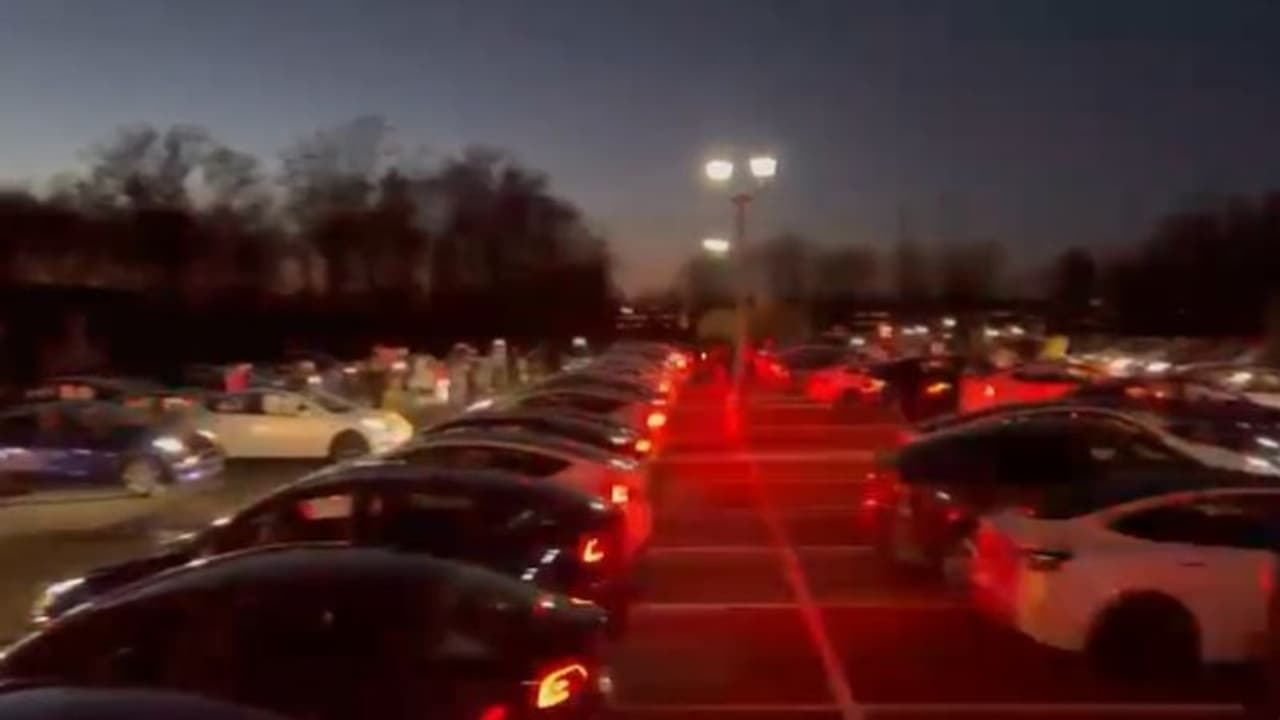 ஆஸ்கர் வென்ற நாட்டு நாட்டு பாடல் குழுவை வித்தியாசமாக பாராட்டிய டெஸ்லா... இணையத்தில் வீடியோ வைரல்!!