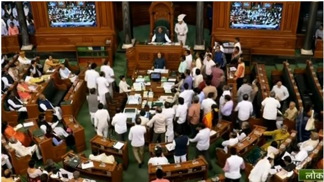 ഇന്നും അടിച്ചുപിരിഞ്ഞു; ഭരണ പ്രതിപക്ഷ ബഹളം, തുടര്ച്ചയായ ഏഴാം ദിനവും സ്തംഭിച്ച് പാര്ലമെന്റ് ഇന്നും അടിച്ചുപിരിഞ്ഞു; ഭരണ പ്രതിപക്ഷ ബഹളം, തുടര്ച്ചയായ ഏഴാം ദിനവും സ്തംഭിച്ച് പാര്ലമെന്റ്