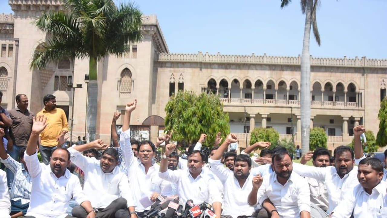 ఉస్మానియా యూనివర్సిటీకి వస్తే రేవంత్ రెడ్డిని తరిమేస్తాం.. పేపర్లీకేజీలో ఆయన పాత్ర: గెల్లు శ్రీనివాస్ ఆరోపణలు ఉస్మానియా యూనివర్సిటీకి వస్తే రేవంత్ రెడ్డిని తరిమేస్తాం.. పేపర్లీకేజీలో ఆయన పాత్ర: గెల్లు శ్రీనివాస్ ఆరోపణలు