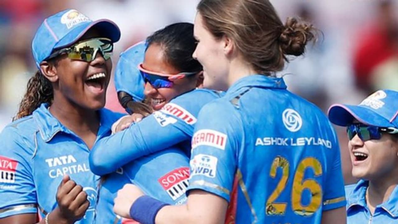 WPL 2023: ஆர்சிபியை வீழ்த்தி மீண்டும் புள்ளி பட்டியலில் முதலிடம் பிடித்த மும்பை இந்தியன்ஸ் WPL 2023: ஆர்சிபியை வீழ்த்தி மீண்டும் புள்ளி பட்டியலில் முதலிடம் பிடித்த மும்பை இந்தியன்ஸ்