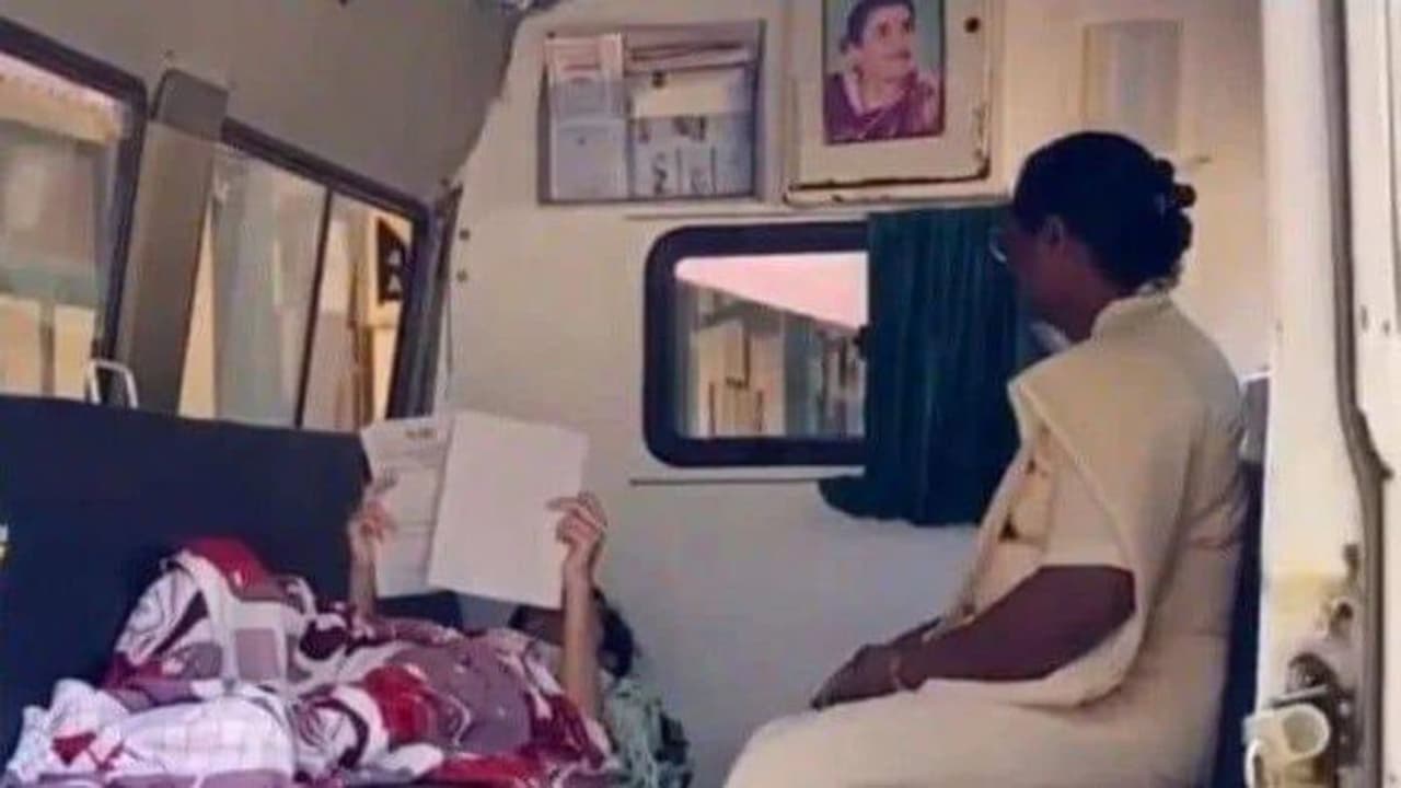 கால் முறிந்தும் ஆம்புலென்சில் 10ஆம் வகுப்பு பொதுத்தேர்வு எழுதிய மாணவி கால் முறிந்தும் ஆம்புலென்சில் 10ஆம் வகுப்பு பொதுத்தேர்வு எழுதிய மாணவி