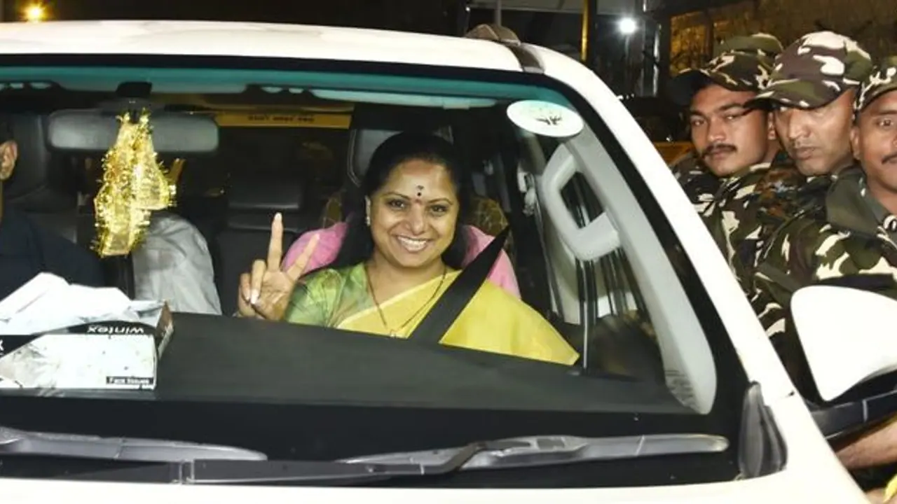 న్యూఢిల్లీ నుండి హైద్రాబాద్ బయలుదేరిన కవిత న్యూఢిల్లీ నుండి హైద్రాబాద్ బయలుదేరిన కవిత