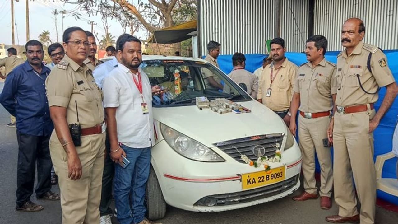 ಬೆಳಗಾವಿ: ದಾಖಲೆಗಳಿಲ್ಲದ 9 ಲಕ್ಷ ನಗದು ವಶ ಬೆಳಗಾವಿ: ದಾಖಲೆಗಳಿಲ್ಲದ 9 ಲಕ್ಷ ನಗದು ವಶ