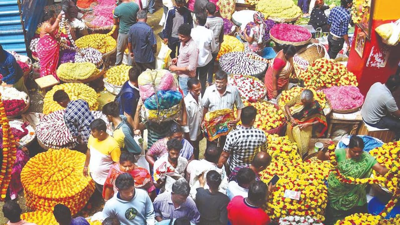 ಬೆಂಗಳೂರಿನಲ್ಲಿ ಯುಗಾದಿ ಹಬ್ಬದ ಖರೀದಿ ಬಲುಜೋರು: ಕೊಂಚ ಏರಿದ ಬೆಲೆ