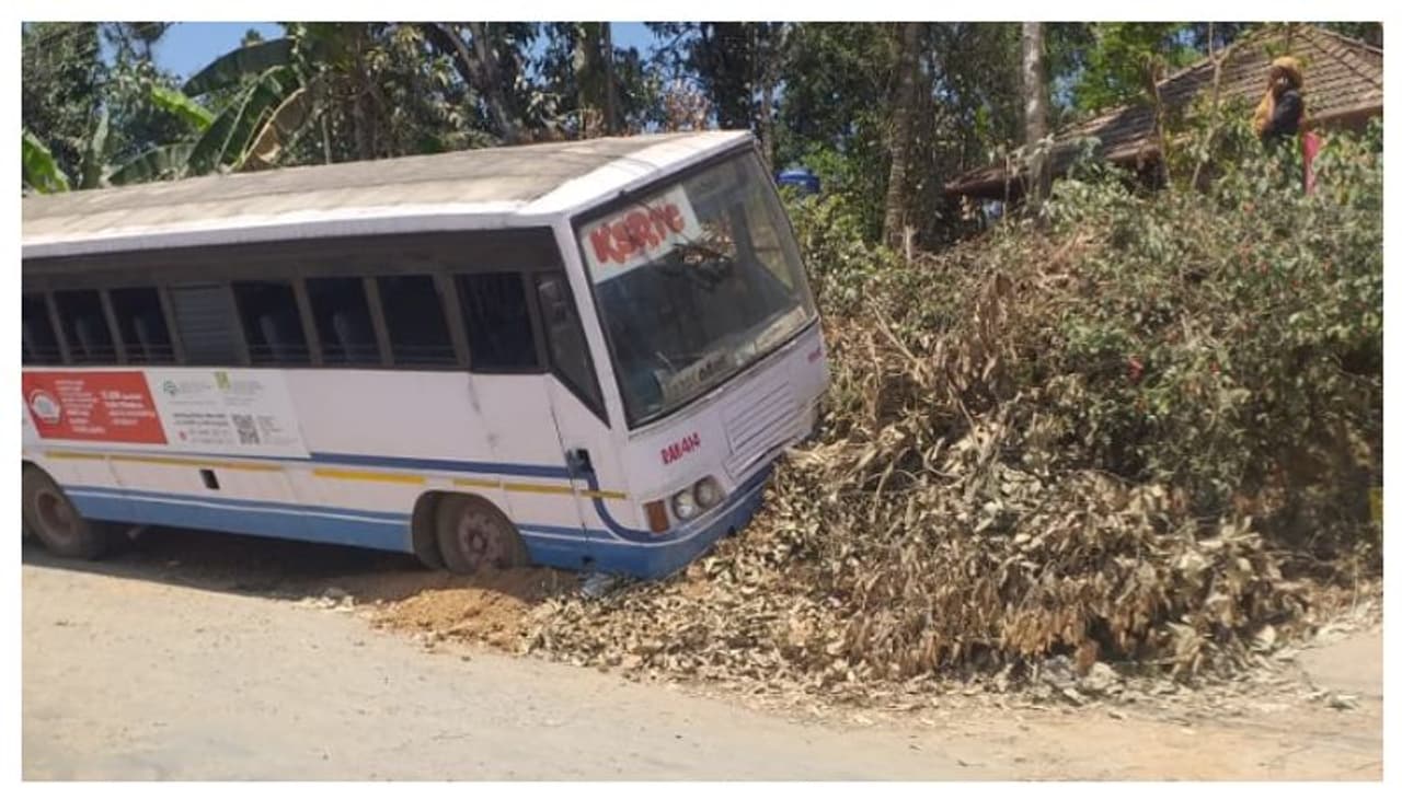 കെഎസ്ആർടിസി ബസിന്റെ ബ്രേക്ക് പോയി; റോഡരികിലേക്ക് ഇടിച്ചിറക്കി ഡ്രൈവര്, ഒഴിവായത് വലിയ അപകടം കെഎസ്ആർടിസി ബസിന്റെ ബ്രേക്ക് പോയി; റോഡരികിലേക്ക് ഇടിച്ചിറക്കി ഡ്രൈവര്, ഒഴിവായത് വലിയ അപകടം