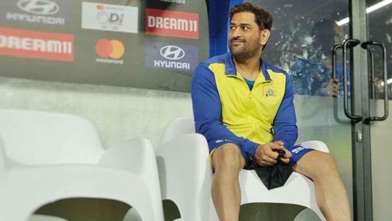 ഇന്ത്യന്‍ ടീമിന് ധൈര്യം പകര്‍ന്ന് എം എസ് ധോണിയും; ടീമിന്റെ പരിശീലനം കാണാന്‍ ചിദംബരം സ്‌റ്റേഡിയത്തില്‍