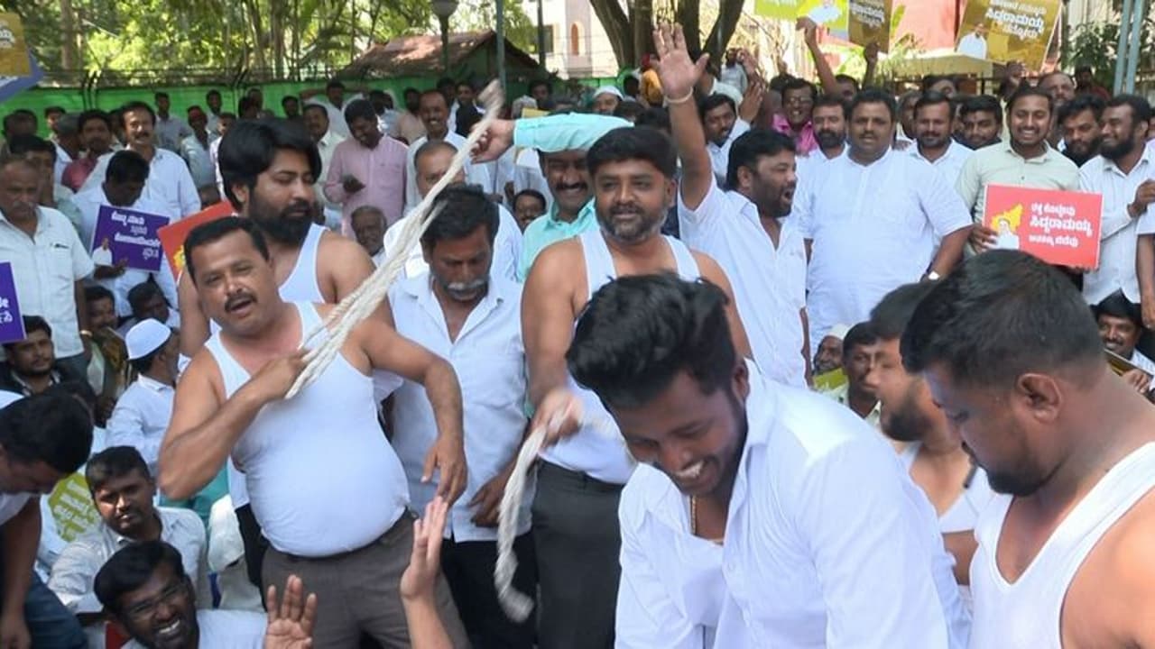 ಸಿದ್ದು ಕೋಲಾರದಿಂದಲೇ ಸ್ಪರ್ಧಿಸಬೇಕೆಂದು ಬಾರುಕೋಲಲ್ಲಿ ಹೊಡೆದುಕೊಂಡು ಧರಣಿ!