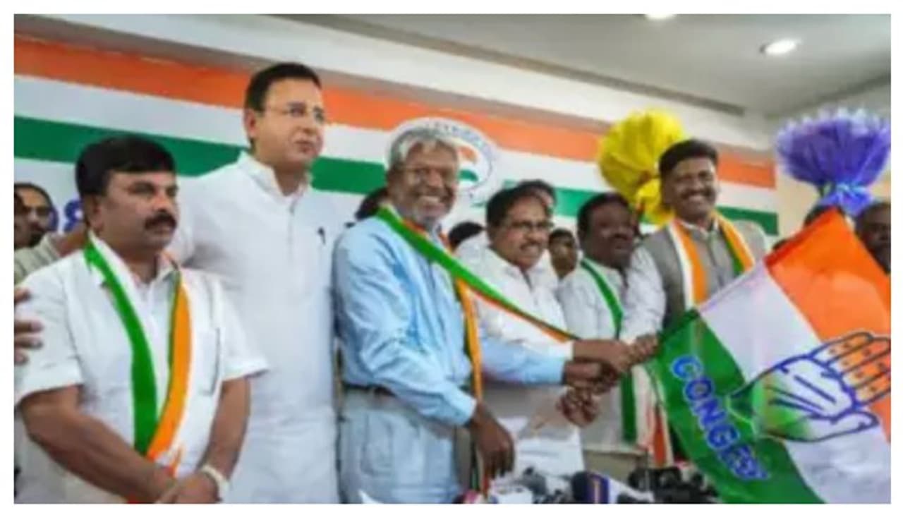 കർണാടകയിൽ കോൺഗ്രസിനൊപ്പം ചേർന്ന് 16 ദളിത് നേതാക്കൾ കർണാടകയിൽ കോൺഗ്രസിനൊപ്പം ചേർന്ന് 16 ദളിത് നേതാക്കൾ