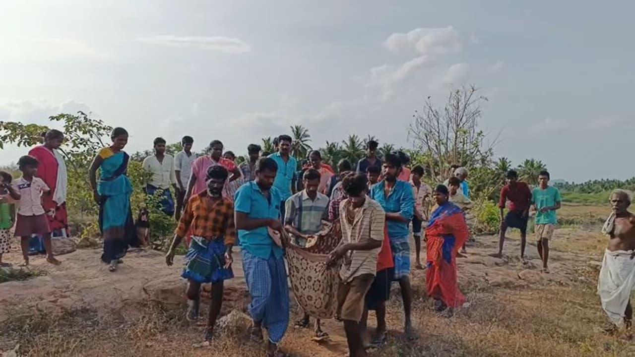 மனைவிக்கு பயம் காட்ட விளையாட்டாக நீரில் குதித்த நபர்; மனைவியின் கண் முன்னே உயிர் பிரிந்த சோகம்