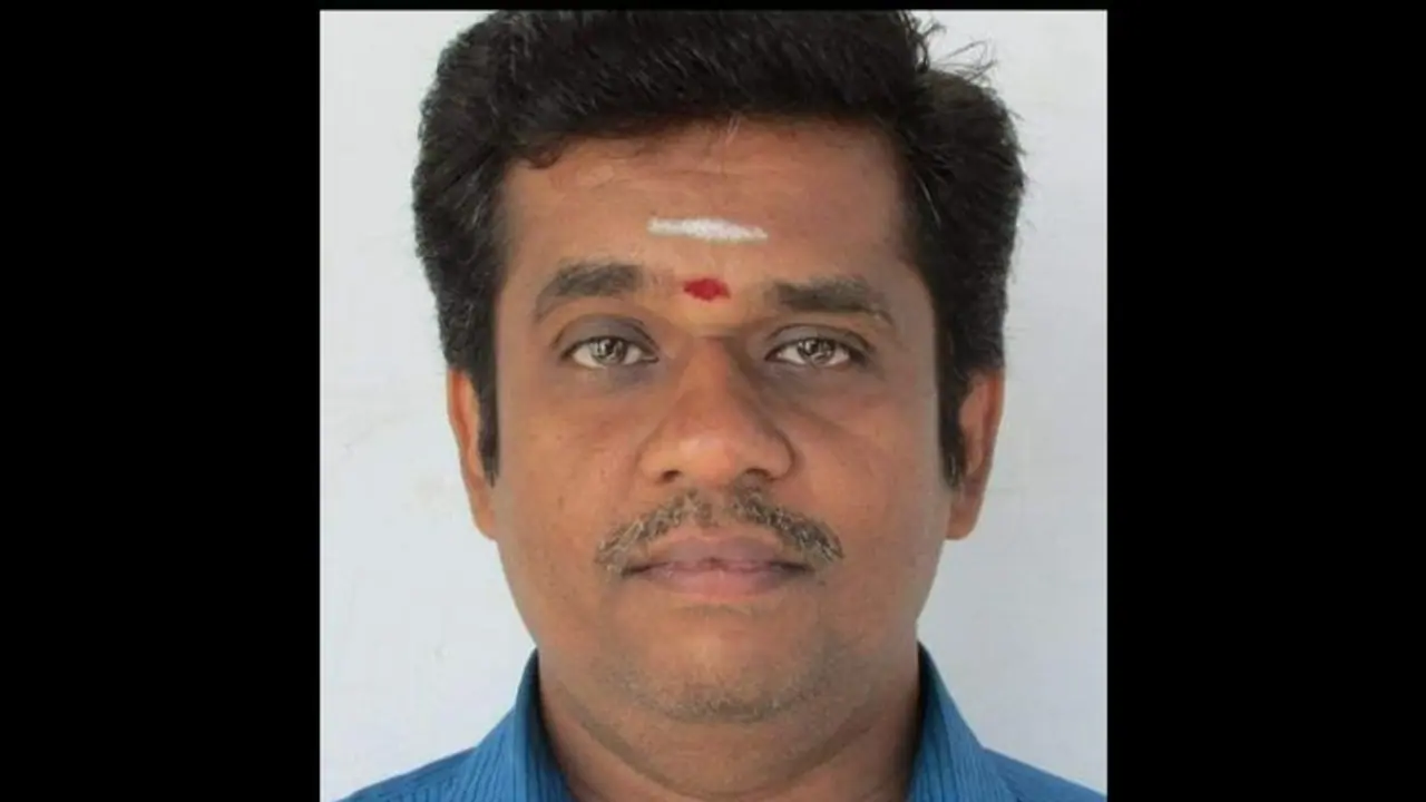 23 ஆண்டு கால ஆசிரியர் பணி: வகுப்பறையில் மாணவர்கள் கண் முன்னே உயிர் பிரிந்த சோகம் 23 ஆண்டு கால ஆசிரியர் பணி: வகுப்பறையில் மாணவர்கள் கண் முன்னே உயிர் பிரிந்த சோகம்