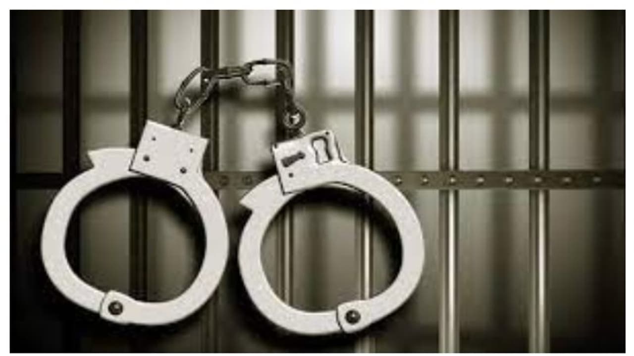 வழக்குப் பதிவு செய்யாமல் இருக்க ரூ.4000 லஞ்சம்... வசமாக சிக்கிய காவல் உதவி ஆய்வாளர்!!