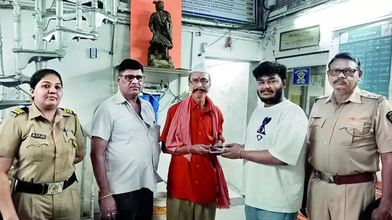 நேர்மைக்கு கிடைத்த பரிசு! ரயில்வே கூலித் தொழிலாளரின் செயலுக்கு குவியும் பாராட்டு!