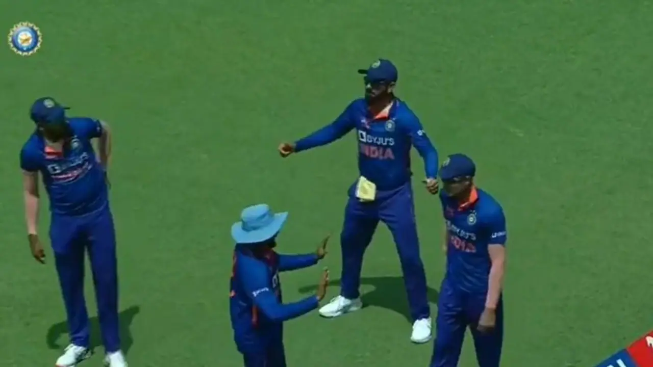 'Thalaiva Virat' Kohli dances to 'Lungi Dance' during Chennai ODI vs Australia (WATCH VIRAL VIDEO)
