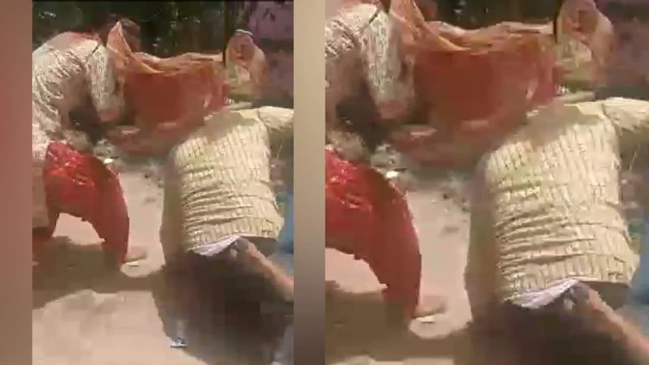 'നിങ്ങളെ എന്‍റെ ചെരുപ്പുകൊണ്ട് അടിക്കും'; അധ്യാപകനെ ഓടിച്ചിട്ട് തല്ലി രണ്ടാം ക്ലാസുകാരിയുടെ മാതാപിതാക്കള്‍