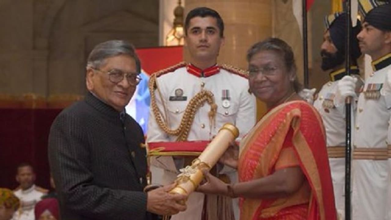 ಎಸ್‌ಎಮ್ ಕೃಷ್ಣ ಸೇರಿ ಸಾಧಕರಿಗೆ ಪದ್ಮ ಪ್ರಶಸ್ತಿ ಪ್ರಧಾನ ಮಾಡಿದ ರಾಷ್ಟ್ರಪತಿ ಮುರ್ಮು!