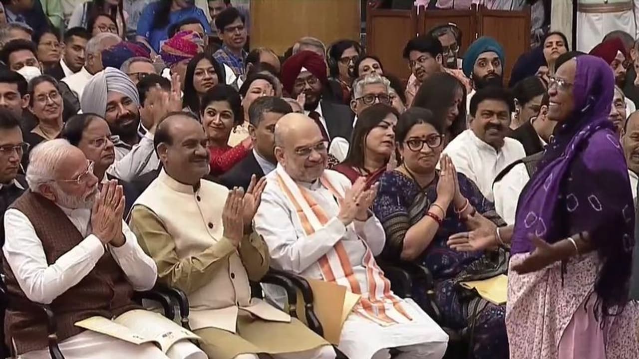 ಪದ್ಮ ಪ್ರಶಸ್ತಿ ಸ್ವೀಕರಿಸುವ ಮೊದಲು ಪ್ರಧಾನಿ ಮೋದಿ ಬಳಿ ತೆರಳಿ ಭಾವುಕರಾದ ಸಿದ್ದಿ ಮಹಿಳೆ ಹೀರಾಬಾಯಿ!