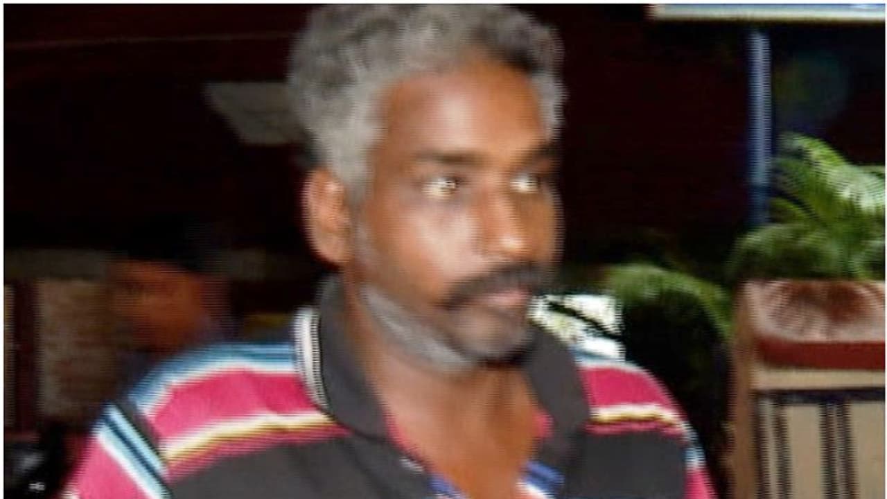 തിരുവനന്തപുരം നഗരത്തിലെ വീട്ടിലെ ബാത്ത്റൂമിൽ മൊബൈൽ, ദൃശ്യങ്ങൾ പകർത്തവേ നാട്ടുകാർ കണ്ടു; ഓടിച്ചിട്ട് പിടിച്ചു