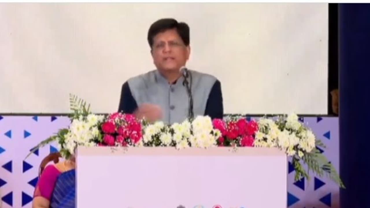 2030ಕ್ಕೆ 165 ಲಕ್ಷ ಕೋಟಿ ರೂ. ರಫ್ತಿನ ಬೃಹತ್ ಗುರಿ: ಕೇಂದ್ರದಿಂದ ಹೊಸ ವಿದೇಶಿ ವ್ಯಾಪಾರ ನೀತಿ ಅನಾವರಣ 2030ಕ್ಕೆ 165 ಲಕ್ಷ ಕೋಟಿ ರೂ. ರಫ್ತಿನ ಬೃಹತ್ ಗುರಿ: ಕೇಂದ್ರದಿಂದ ಹೊಸ ವಿದೇಶಿ ವ್ಯಾಪಾರ ನೀತಿ ಅನಾವರಣ