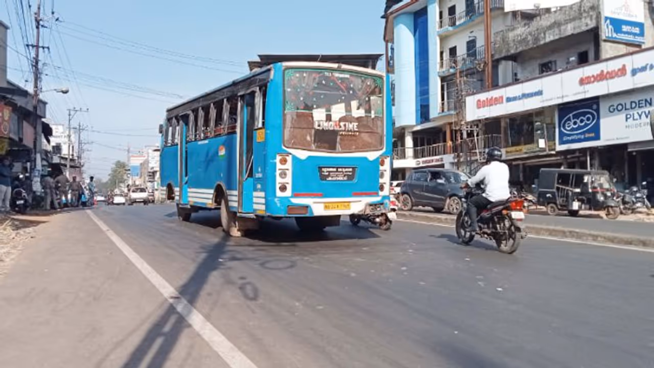 കാറില് ഉരസിയ ബസ് നിര്ത്താതെ പോയി, ബസിന്റെ താക്കോല് ഊരിയെടുത്ത് യുവാവ് മുങ്ങി; ദേശീയപാത ബ്ലോക്ക് കാറില് ഉരസിയ ബസ് നിര്ത്താതെ പോയി, ബസിന്റെ താക്കോല് ഊരിയെടുത്ത് യുവാവ് മുങ്ങി; ദേശീയപാത ബ്ലോക്ക്
