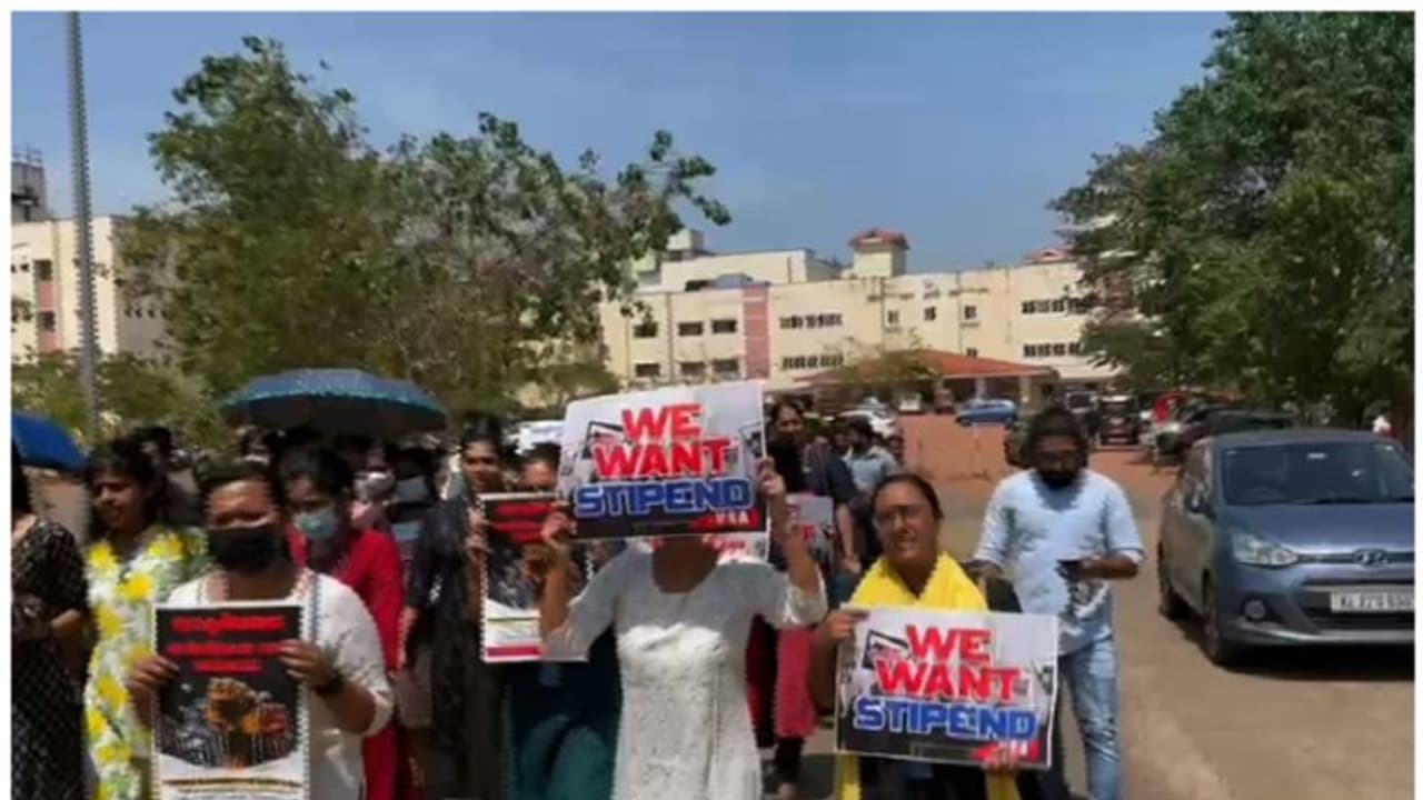 മെഡിക്കൽ വിദ്യാർഥികളുടെ സമരം രണ്ടാം ദിനം, പാരിപ്പള്ളി മെഡിക്കൽ കോളജ് ആശുപത്രി പ്രവർത്തനം താളം തെറ്റുന്നു