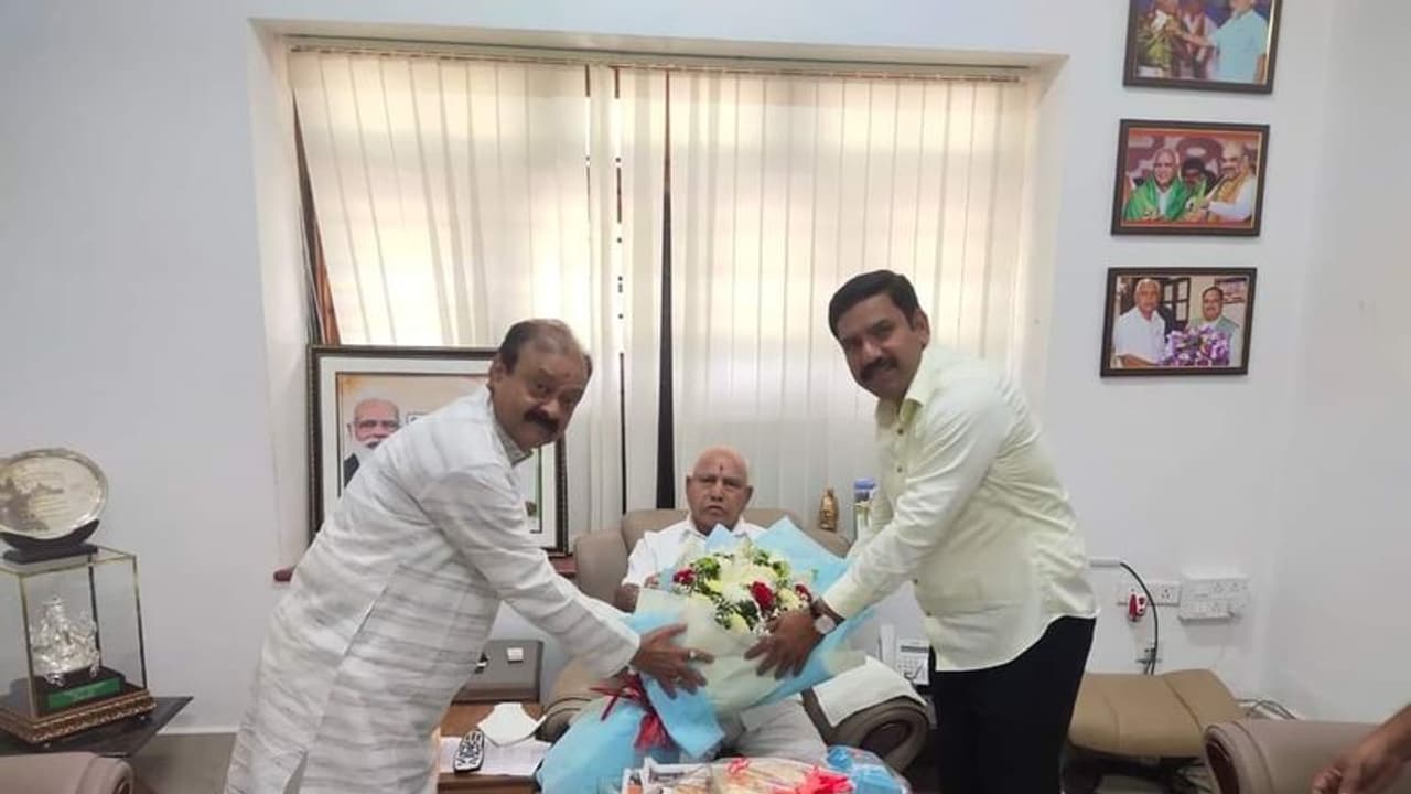 ಬಿಎಸ್ವೈ ಭೇಟಿಯಾದ ಸಚಿವ ನಾರಾಯಣ ಗೌಡ: ಕೆ.ಆರ್.ಪೇಟೆಯಿಂದ ಬಿಜೆಪಿಯಿಂದಲೇ ಸ್ಪರ್ಧೆ ಮಾಡ್ತಾರಾ? ಬಿಎಸ್ವೈ ಭೇಟಿಯಾದ ಸಚಿವ ನಾರಾಯಣ ಗೌಡ: ಕೆ.ಆರ್.ಪೇಟೆಯಿಂದ ಬಿಜೆಪಿಯಿಂದಲೇ ಸ್ಪರ್ಧೆ ಮಾಡ್ತಾರಾ?