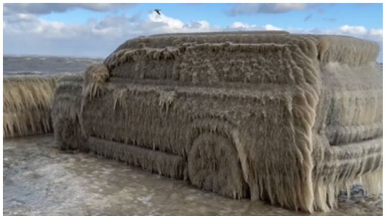 കുറഞ്ഞ താപനിലയും കാറ്റും ന്യൂയോര്ക്കിലെ ഈറി തടാകത്തിന് സമീപം തീര്ത്ത കരവിരുത്! കുറഞ്ഞ താപനിലയും കാറ്റും ന്യൂയോര്ക്കിലെ ഈറി തടാകത്തിന് സമീപം തീര്ത്ത കരവിരുത്!