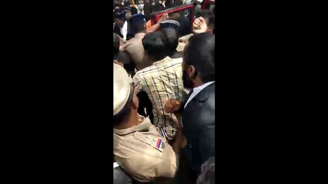 Breaking: கோவையில் நீதிமன்ற வளாகத்தில் பெண் மீது ஆசிட் வீச்சு; பொதுமக்கள் அலறல் Breaking: கோவையில் நீதிமன்ற வளாகத்தில் பெண் மீது ஆசிட் வீச்சு; பொதுமக்கள் அலறல்