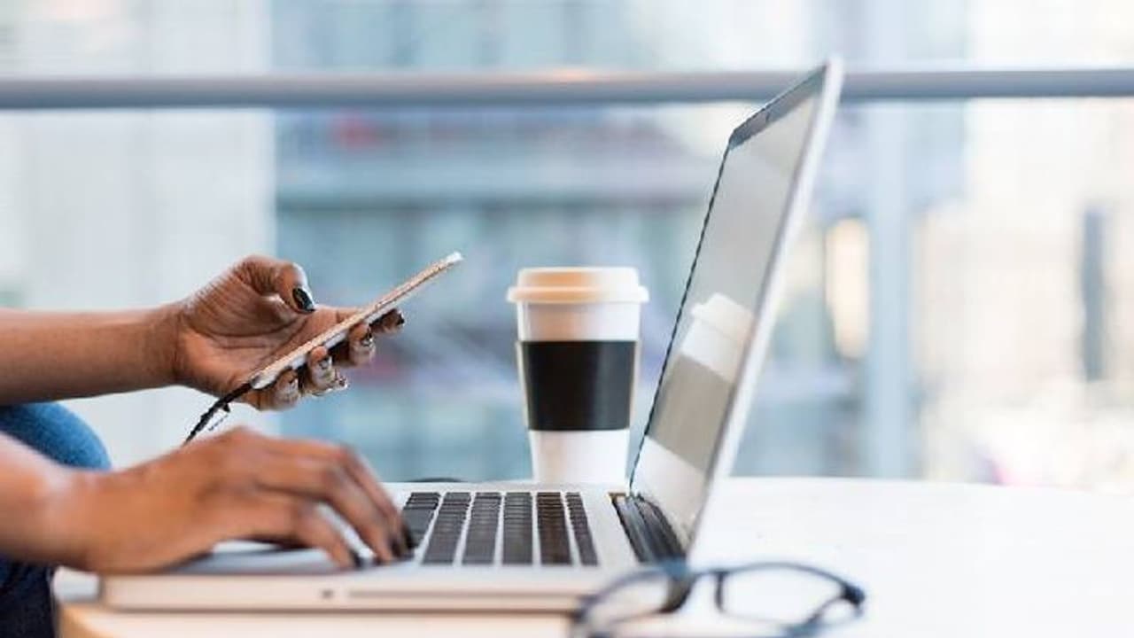 ഒഴിവുദിവസം ജോലി ചെയ്യാൻ നിർബന്ധിക്കപ്പെടാറുണ്ടോ, ഇങ്ങനെ ചെയ്യണം, വൈറലായി യുവാവിന്റെ ട്വീറ്റ് 