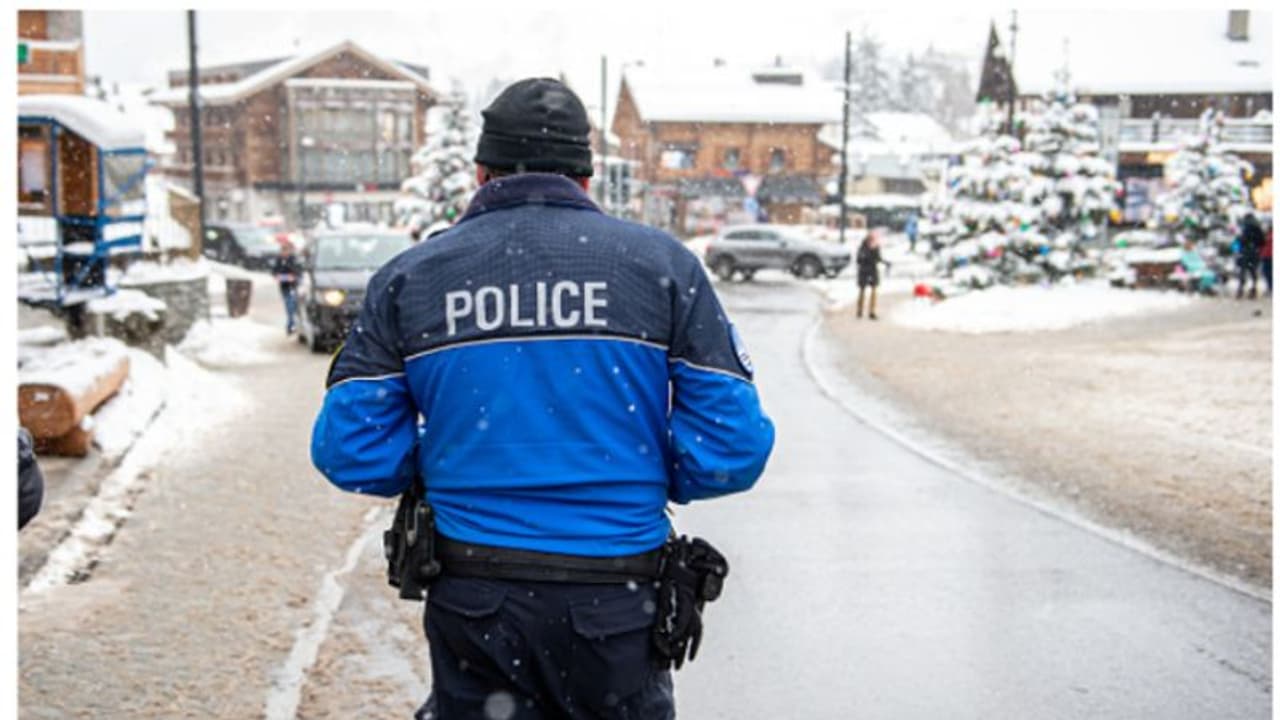 ലോകം തങ്ങള്ക്കെതിരാണെന്ന് വിശ്വസിച്ചു; ഒരു കുടുംബത്തിന്റെ കൂട്ടമരണത്തിന്റെ കാരണം കണ്ടെത്തി പോലീസ് ലോകം തങ്ങള്ക്കെതിരാണെന്ന് വിശ്വസിച്ചു; ഒരു കുടുംബത്തിന്റെ കൂട്ടമരണത്തിന്റെ കാരണം കണ്ടെത്തി പോലീസ്