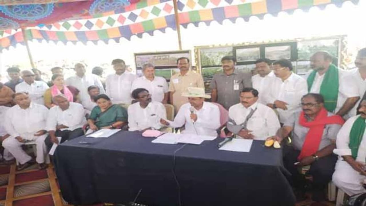 పంట నష్టపోయిన రైతులకు ఎకరానికి రూ.10 వేలు: కేంద్రంపై కేసీఆర్ ఫైర్ పంట నష్టపోయిన రైతులకు ఎకరానికి రూ.10 వేలు: కేంద్రంపై కేసీఆర్ ఫైర్